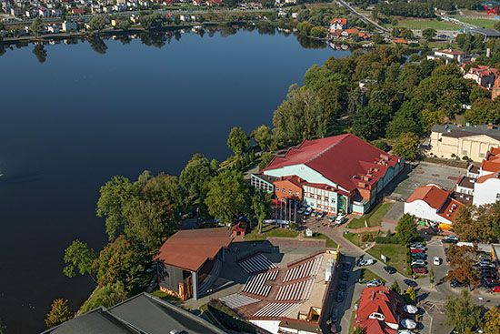 Ilawa, centrum miasta na tle jezora Jeziorak Maly. EU, PL, Warm-Maz. Lotnicze.